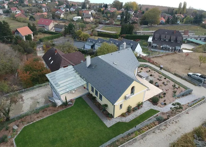 Georgina ヴィラ バダチョニトマイ