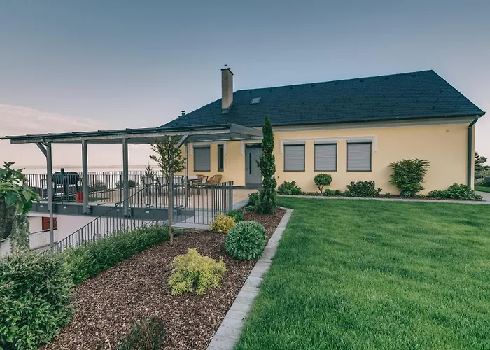 Georgina ヴィラ バダチョニトマイ